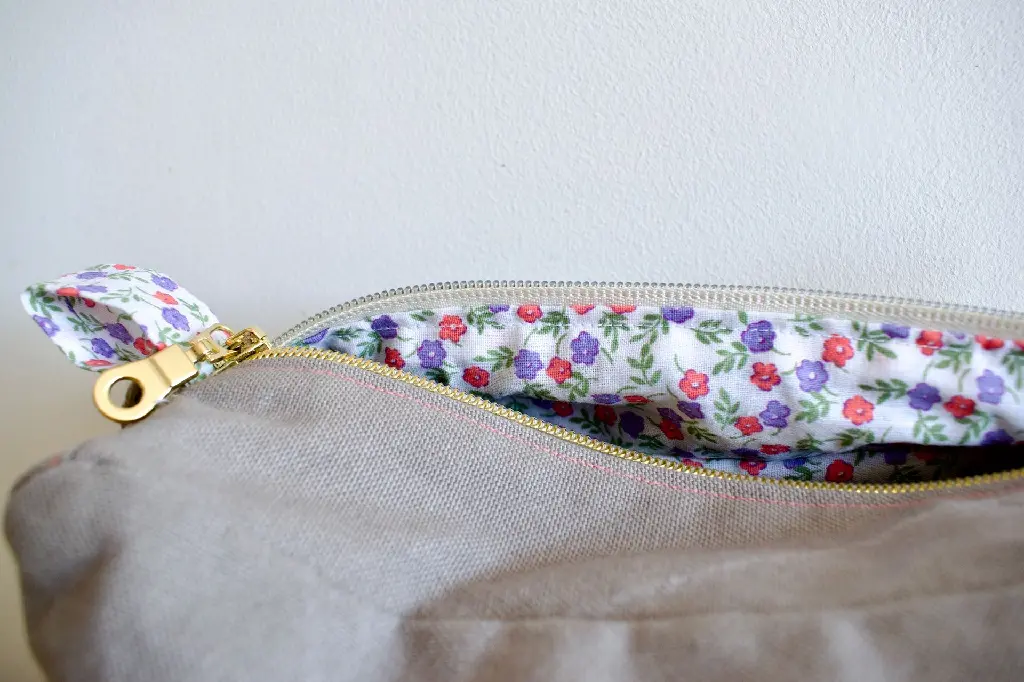 trousse_bidart_gris_fleurs_rose:violet_3.webp